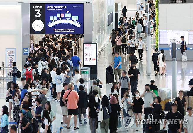 휴가철 앞두고 붐비는 인천공항 [연합뉴스 자료사진]