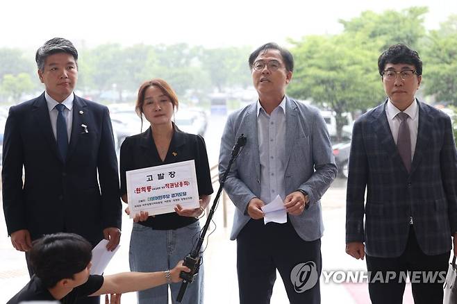 지난 13일 서울-양평 고속도로 관련 원희룡 장관 고발하는 민주당 경기도당 (과천=연합뉴스) 신준희 기자 = 더불어민주당 경기도당 최재관 여주양평지역위원장이 13일 서울-양평 고속도로 백지화 논란과 관련 원희룡 국토교통부 장관을 직권남용 혐의로 고위공직자범죄수사처에 고발하기 전 발언하고 있다. 2023.7.13 hama@yna.co.kr