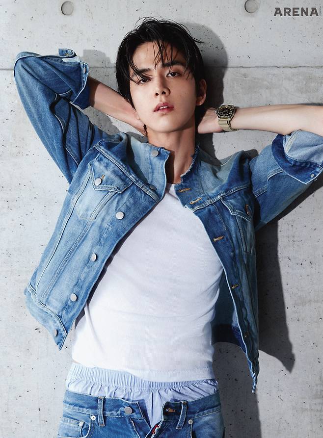 41mm 스테인리스 스틸 및 세라믹 케이스, 베이지 합성 소재 스트랩, 오토매틱, L844 칼리버, 시, 분, 초 및 날짜 표시, 24시간 타임 존, 30bar 방수 기능의 론진 하이드로콘퀘스트 GMT 3백70만원 론진 제품. 데님 재킷·팬츠 모두 메종 마르지엘라, 이너 톱·트렁크 모두 티셔츠·데님 팬츠 모두 스타일리스트 소장품. 스타일리스트 소장품.