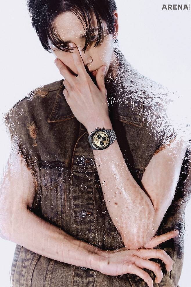 42mm 스테인리스 스틸 및 세라믹 케이스, 스테인리스 스틸 브레이슬릿, 오토매틱, L898 칼리버, 시, 분3, 시 방향 스몰 세컨즈, 크로노그래프 기능, 10bar 방수 기능의 론진 콘퀘스트 크로노그래프 5백10만원 론진 제품. 데님 베스트 돌체앤가바나 제품.