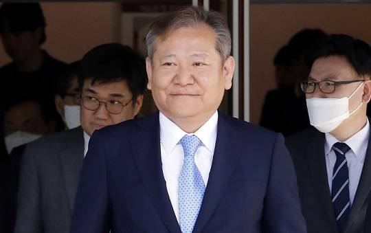 이상민 행정안전부 장관이 지난 5월 서울 헌법재판소에서 열린 탄핵심판 변론기일 출석 후 재판소를 나서고 있다.(사진 출처 : 뉴시스)