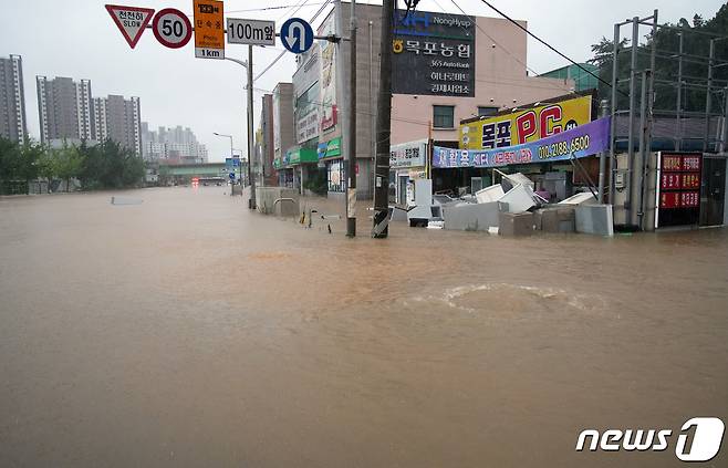 집중호우로 침수된 목포시 석현동 일대 도로 현장 모습.(전남도 제공) 2023.7.24/뉴스1 ⓒ News1 전원 기자