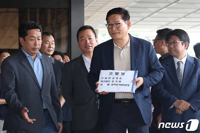 송영길 전 민주당 대표가 25일 윤석열 대통령에 대한 고발장을 내기 위해 서울중앙지검으로 들어서고 있다. 2023.7.25/뉴스1 ⓒ News1 이동해 기자