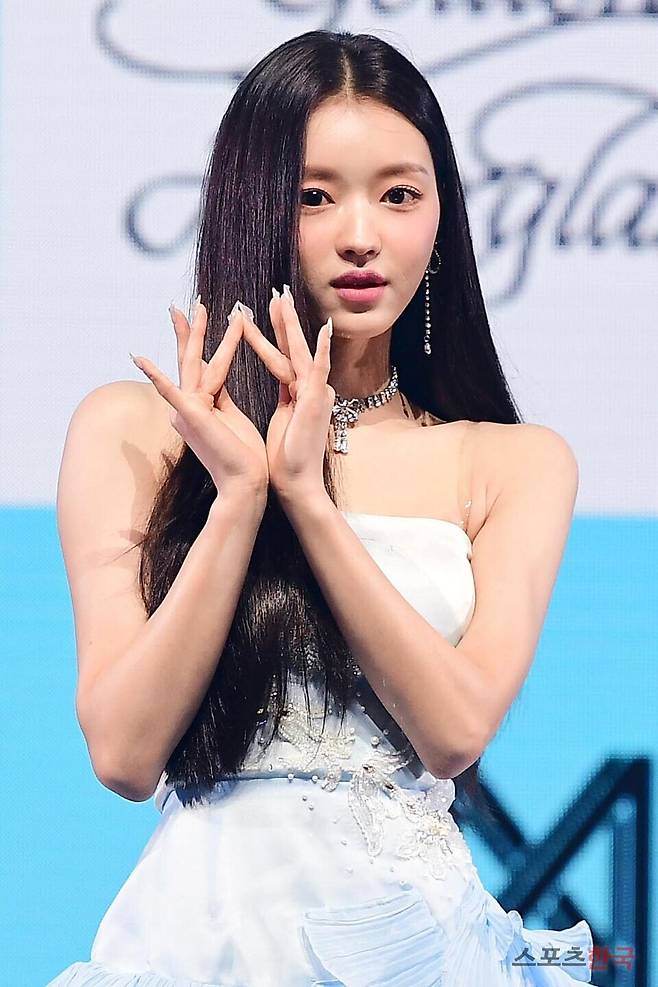 ​미니 9집 '골든 아워글래스(Golden Hourglass)' 쇼케이스에 참석한 오마이걸 유아. ⓒ이혜영 기자 lhy@hankooki.com​