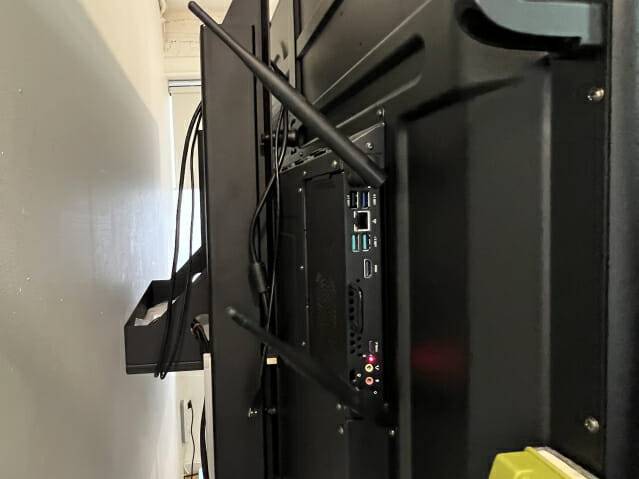 현대아이티 전자칠판 '스마트보드 3.0 75인치' 뒤쪽에 OPS를 탑재한 모습. (사진=지디넷코리아)