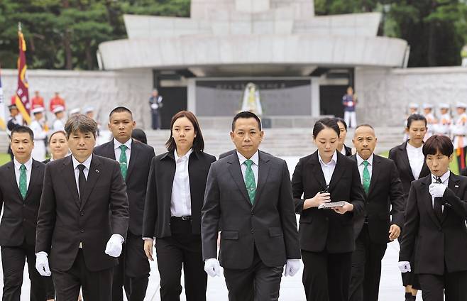 현충원 찾은 태국 정부 대표단 - '6·25전쟁 정전협정 70주년 및 유엔군 참전의 날 기념식'(27일) 참석을 위해 한국을 찾은 태국 정부 대표단이 24일 국립서울현충원을 찾아 참배한 뒤 이동하고 있다. 국가보훈부는 이번 행사를 위해 6·25전쟁에서 한국과 함께 싸운 22국 정부 대표단을 초청했다. /연합뉴스