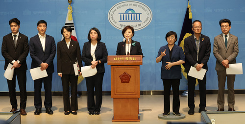 더불어민주당 진선미, 정의당 장혜영, 기본소득당 용혜인 등 야당 의원들이 25일 국회에서 이상민 장관 탄핵 기각 관련 기자회견을 하고 있다.