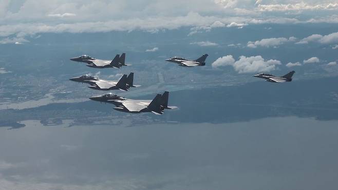 한국 공군의 F-15K 3대와 프랑스 항공우주군 라팔전투기 3대가 25일 편대를 이루며 김해와 부산 상공을 비행하고 있다. 양국 공군전력은 연합공중훈련 중 정전협정 70주년을 기념해 6.25전쟁 프랑스군 참전용사들을 추모하기 위해 UN기념공원 상공을 지나는 추모비행도 실시했다. 사진=공군 제공