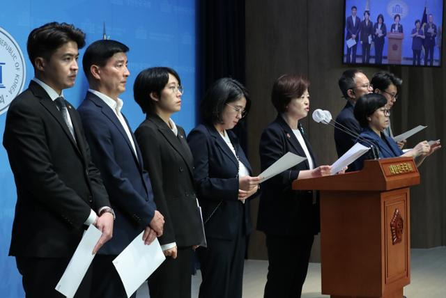 진선미 더불어민주당 의원과 장혜영 정의당 의원, 용혜인 기본소득당 의원 등 야당 의원들이 25일 서울 여의도 국회 소통관에서 10·29 이태원 참사의 책임을 물어 탄핵 소추된 이상민 행정안전부 장관에 대한 헌법재판소의 탄핵심판 청구 기각 관련 기자회견을 하고 있다. 뉴스1