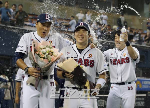 2023 KBO리그 롯데 자이언츠와 두산 베어스의 경기가 25일 오후 잠실야구장에서 열렸다. 두산이 8-5로 승리하고 11연승을 달성했다. 경기종료후 이승엽 감독과 선수대표 허경민이 축하 꽃다발과 물세례를 받고있다. 잠실=정시종 기자 capa@edaily.co.kr