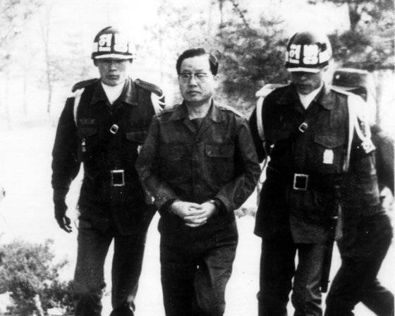 1979년 12·12 사태로 체포된 정승화 육군참모총장 겸 계엄사령관이 군사재판을 받기 위해 호송되고 있다. [중앙포토]