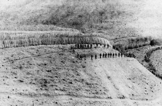 육군 제21보병사단이 1966년 휴전선 남방한계선에 목책을 설치하는 공사를 하고 있다. 국방홍보원