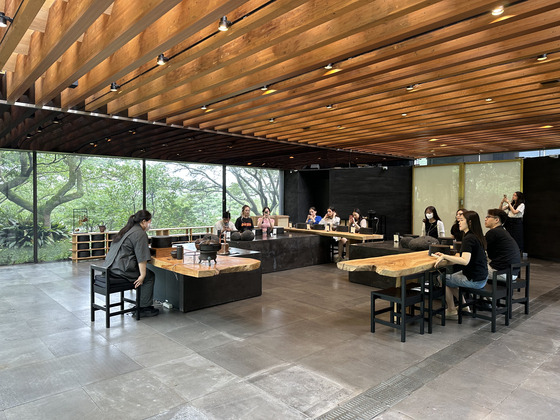 K-campus student reporters and organizers participate in the Osulloc Premium Tea Course class at the Osulloc Tea Museum. [KIM JEE-HEE]