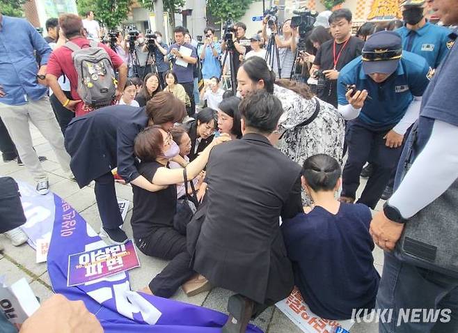 10·29이태원참사 유가족협의회·시민대책회의와 일부 보수성향 시민단체가 25일 오후 헌법재판소 앞에서 충돌했다.&nbsp; &nbsp;사진=최은희 기자