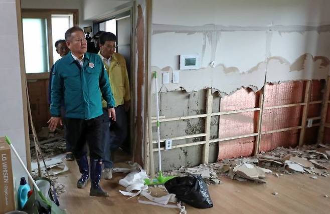 이상민 행정안전부 장관이 25일 오후 충남 청양군 인양리를 찾아 침수피해 농가 현황을 확인하고 있다. 