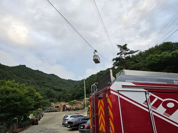 25일 오후 전남 해남군 두륜산에 설치된 케이블카가 공중에 멈춰 있다. [사진 = 연합뉴스]