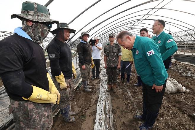 탄핵소추안 기각 결정으로 167일 만에 업무에 복귀한 이상민 행정안전부 장관이 25일 오후 충남 청양군 수해현장을 찾아 복구 작업 중인 장병들에게 허리 숙여 인사하고 있다.  연합뉴스