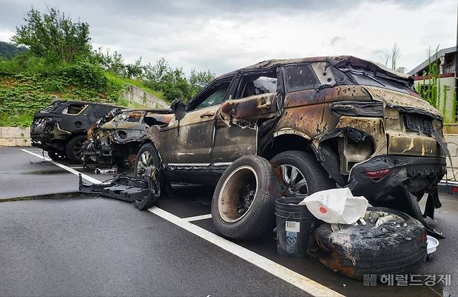 지난 1월 재규어렌드로버 전주서비스센터에서 발생한 화재로 차량 4대가 전소됐다. 하지만 피해보상을 두고 고객들은 억울함과 분통을 터트리고 있다. 서인주 기자