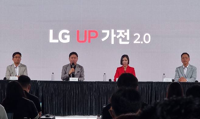 25일 서울 강서구 LG사이언스파크에서 열린 LG전자의 ‘UP가전 2.0’ 전략 발표회 모습. (왼쪽부터) 임정수 LG전자 H&A 렌탈케어링/구독사업담당 상무, 류재철 LG전자 H&A사업본부장 사장, 이향은 LG전자 H&A CX 담당 상무, 박태인 LG전자 H&A스마트제어연구소장 상무. 김지헌 기자.