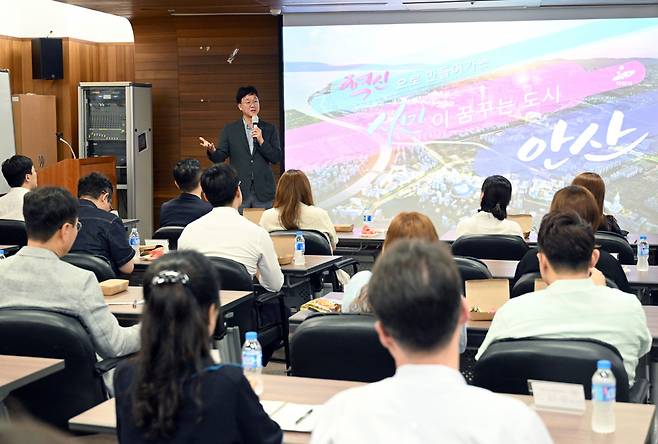 이민근 안산시장이 강연하고있다.[안산시 제공]