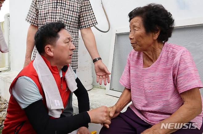 [익산=뉴시스] 고범준 기자 = 김기현 국민의힘 대표가 25일 오후 전북 익산시 용안면을 찾아 수해피해를 입은 김추월 어르신을 위로하고 있다. (공동취재사진) 2023.07.25. photo@newsis.com