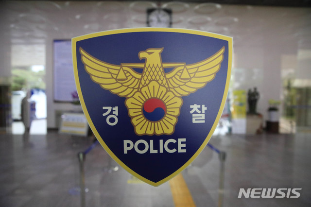 [서울=뉴시스] 경찰이 대낮 서울 구로구의 한 아파트에서 차에 함께 타고 있던 여성을 흉기로 공격한 70대 남성에 대해 구속영장을 신청했다.