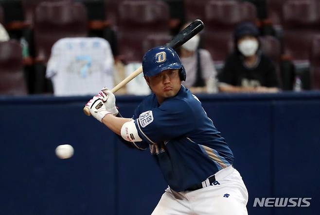 [서울=뉴시스] 고승민 기자 = 8일 서울 고척스카이돔에서 열린 2022 KBO 리그 NC 다이노스 대 키움 히어로즈 경기, 6회초 NC 공격 2사 1루 상황 6번타자 박석민이 키움 투수 이명종의 투구를 볼로 지나치고 있다. 2022.07.08. kkssmm99@newsis.com