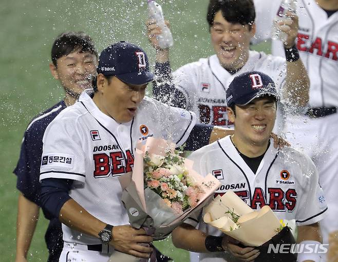 [서울=뉴시스] 김금보 기자 = 25일 서울 송파구 잠실야구장에서 열린 2023 프로야구 롯데 자이언츠 대 두산 베어스의 경기, 8대5 승리를 거둔 두산 이승엽 감독이 11연승 축하를 받고 있다. 2023.07.25. kgb@newsis.com