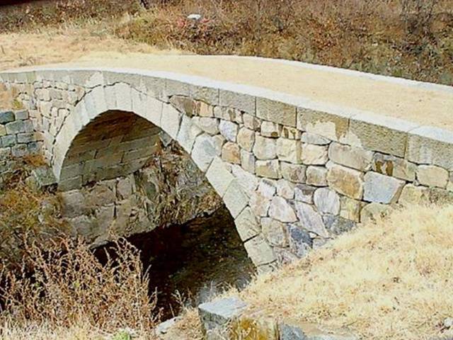 ▲육송정 홍교는 조선 중기에 세워진 아름다운 홍예교로, 보물로 지정돼 있다.Ⓒ고성군