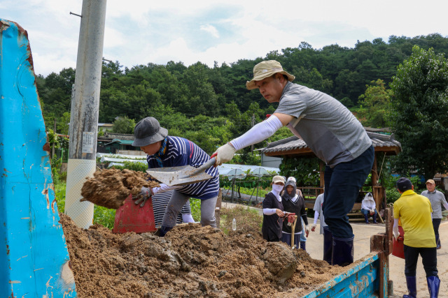 ▲ 권신일 코레일관광개발 대표이사가 문경시 수해 현장 복구 봉사활동에 참여하고 있다.ⓒ코레일관광개발