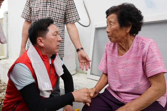 김기현 국민의힘 대표가 25일 오후 전북 익산시 용안면을 찾아 수해피해를 입은 김추월 어르신을 위로하고 있다.뉴시스