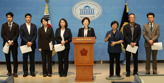 진선미 더불어민주당 의원, 장혜영 정의당 의원, 용혜인 기본소득당 의원 등 야당 의원들이 25일 국회에서 이상민 장관 탄핵 기각 관련 기자회견을 하고 있다. 연합뉴스