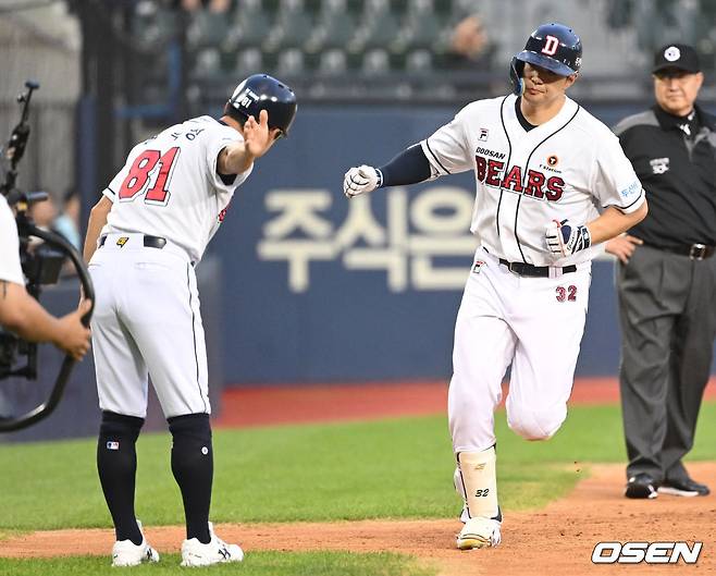 김재환(오른쪽)이 3회말 투런 홈런을 치고 3루를 돌며 정수성 코치와 하이파이브를 하고 있다. /사진=OSEN