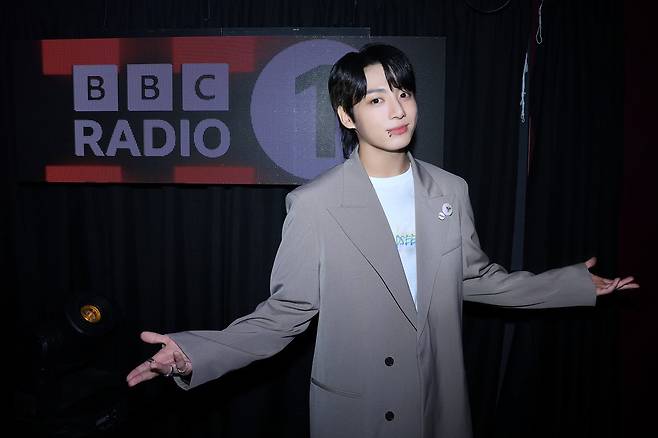 BTS 정국, 영국 BBC 라디오 1 출연 (서울=연합뉴스) 그룹 방탄소년단(BTS)의 정국이 20일(현지시간) 영국 BBC 라디오 1 '라이브 라운지'에 출연, 기념 촬영하고 있다. 2023.7.21 [BBC 라디오 1 '라이브 라운지' 제공. 재판매 및 DB 금지] photo@yna.co.kr