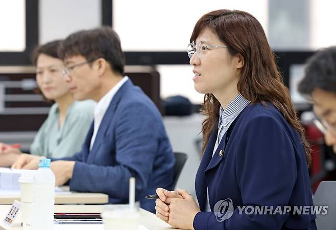 관광업계 소통 간담회 (서울=연합뉴스) 장미란 문화체육관광부 제2차관이 21일 서울 중구 한국관광공사 서울센터에서 열린 관광업계 소통 간담회에서 윤영호 한국관광협회 중앙회 회장을 비롯한 주요 관광 협·단체장의 의견을 청취하고 있다. 2023.7.21 [문화체육관광부 제공. 재판매 및 DB 금지] photo@yna.co.kr