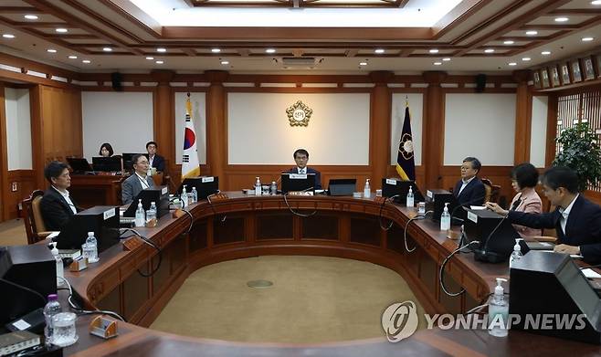 중앙선관위 전체 위원회의 참석한 선관위 위원들 (과천=연합뉴스) 김성민 기자 = 25일 오후 경기도 과천 중앙선거관리위원회에서 열린 전체 위원회의에 선관위 위원들이 참석하고 있다.
이날 회의에서는 김용빈 신임 사무총장 임용이 결정됐다. 서울대 법대 79학번으로 윤석열 대통령과 동기인 김 사무총장은 35년만에 처음으로 외부 출신 사무총장에 임용됐다. 2023.7.25 ksm7976@yna.co.kr