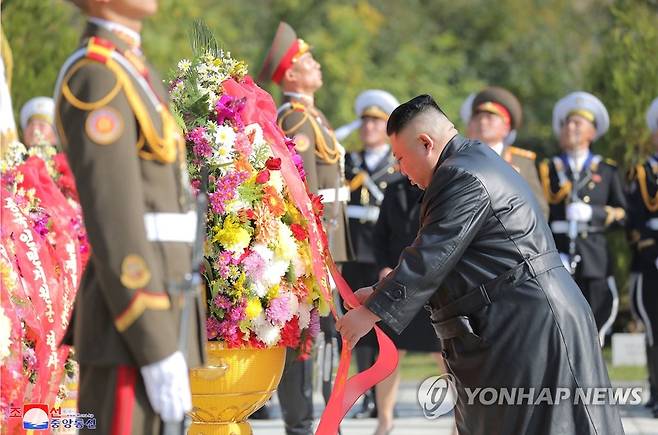 2020년 10월 중공군 열사능 참배하는 김정은 [조선중앙통신 연합뉴스 자료사진. 국내에서만 사용 가능. 재배포 금지. For Use Only in the Republic of Korea. No Redistribution]