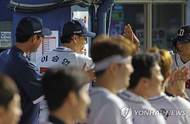 김재환 격려하는 이승엽 감독 (서울=연합뉴스) 김성민 기자 = 25일 오후 서울 잠실야구장에서 열린 2023 프로야구 롯데 자이언츠와 두산 베어스의 경기. 5회말 1사 1,2루 두산 양석환이 2타점 적시타를 치자 이승엽 감독이 1루 주자 김재환과 하이파이브하고 있다. 2023.7.25 ksm7976@yna.co.kr