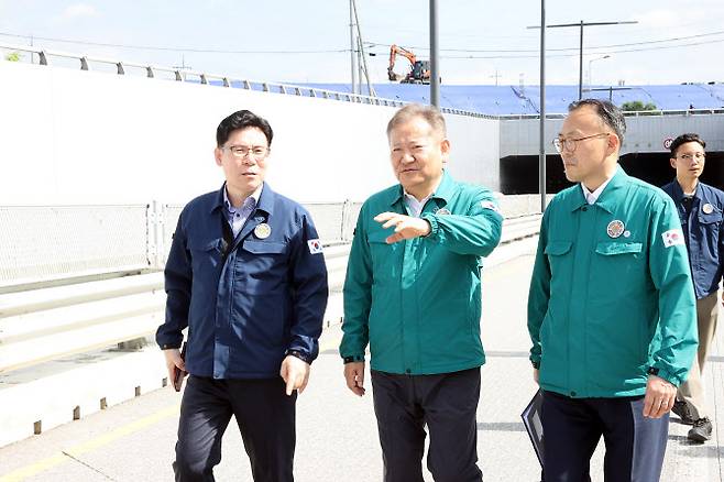 이상민 행정안전부 장관이 26일 오전 충북 청주시 오송읍 궁평2지하차도 침수 사고 현장을 찾아 피해 상황을 살펴보고 있다. 사진=행안부.