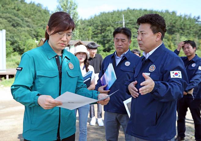 장미란 문화체육관광부 제2차관이 26일 이번 집중호우로 수해를 입은 충남 부여군 백마강레저파크를 방문해 집중호우 피해 현황과 복구 진행 상황을 살피고 지원방안을 논의하고 있다(사진=문체부 제공).