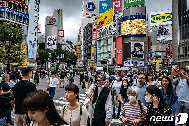 일본 도쿄 시부야의 스크램블 교차로를 건너는 시민들의 모습. 2023.06.14/ ⓒ AFP=뉴스1 ⓒ News1 윤주영 기자