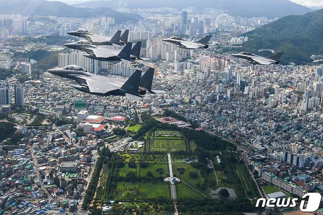 대한민국 공군 F-15K 3대와 프랑스 항공우주군 라팔(Rafale) 전투기 2대가 6·25전쟁 정전협정 70주년을 앞둔 25일 부산에 위치한 UN기념공원 상공을 추모비행하고 있다. (공군 제공) 2023.7.25/뉴스1