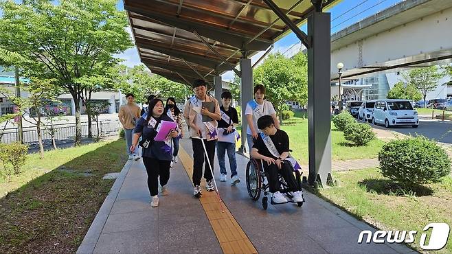 합동 점검단이  부산의 주요관광지와 교통 관문 접점 지역에서 장애인의 불편 사항을 점검하고 있다.(부산관광공사 제공)