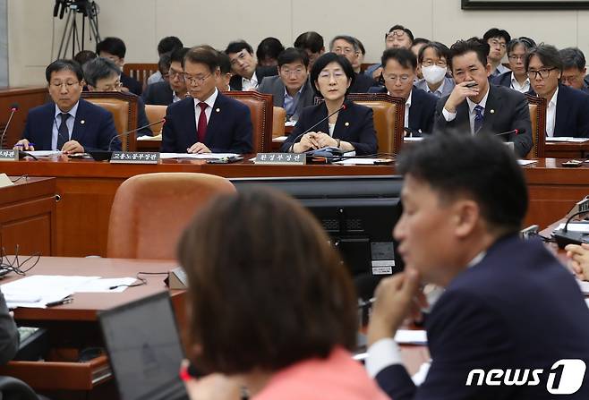 한화진 환경부 장관과 이정식 고용노동부 장관이 26일 서울 여의도 국회에서 열린 환경노동위원회 전체회의에서 의원들의 발언을 듣고 있다. 2023.7.26/뉴스1 ⓒ News1 송원영 기자