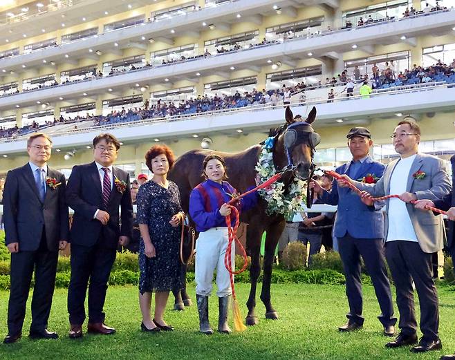 농림축산식품부장관배 우승한 김혜선 기수