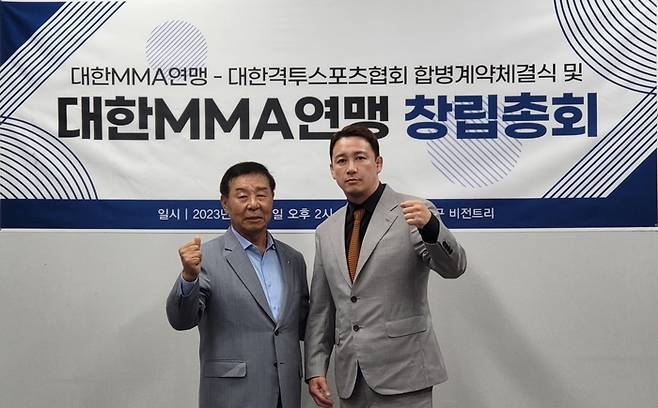 대한격투스포츠협회 정문홍 회장(오른쪽)과 대한MMA연맹 박성수 회장. 사진 | 로드FC