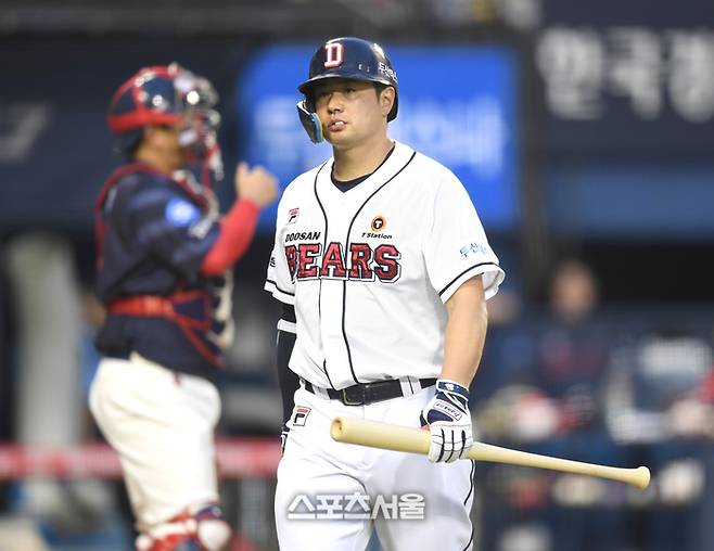 두산 김재환이 26일 잠실야구장에서 열린 2023 KBO리그 롯데와 경기 4회말 삼진아웃을 당한 후 아쉬워하고 있다. 잠실 | 최승섭기자 thunder@sportsseoul.com