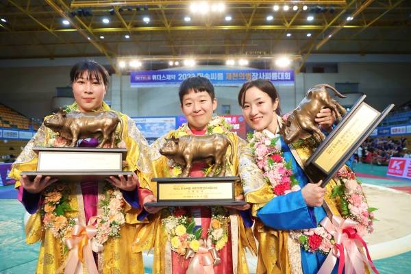 26일(수) 충청북도 제천시 제천체육관 에서 열린 '위더스제약 2023 제천의병장사씨름대회' 여자부 개인전에서 우승한 선수들이(왼쪽부터 김다영,이재하,이연우 순) 장사인증서와 황소트로피를 들고 기념촬영을 하고 있다. 사진┃대한씨름협회