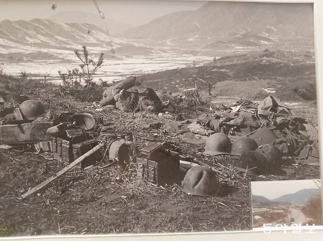 지평리 전투가 끝난 뒤 우그러진 철모와 옷가지 등이 널려 있다. 지평리 전투기념관 전시. 양평=구자룡 기자