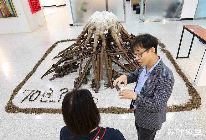 26일 경기 파주시 한반도생태평화종합관광센터에서 열린 정전협정 70주년 기획전시 ‘이산가족 예술 프로젝트 그리운 얼굴전(展)’에서 관람객들이 작품을 살펴보고 있다. 파주=이한결 기자 always@donga.com